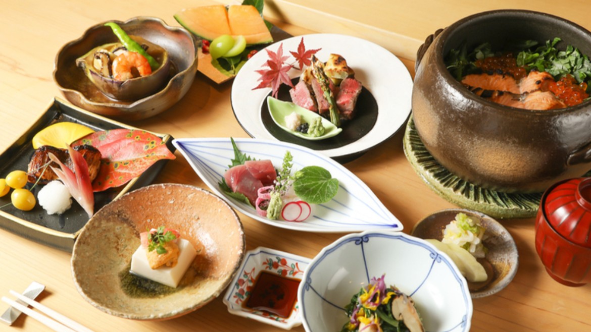 和牛と旬の料理が並ぶ公式コース写真